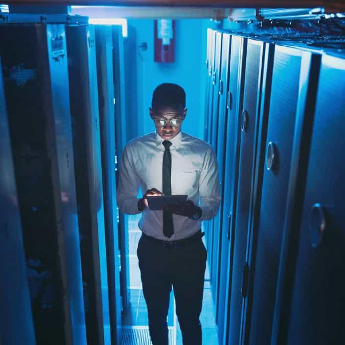 Controllo degli accessi ai sistemi aziendali Tecnico IT con tablet nella sala server: controllo degli accessi ai sistemi aziendali.