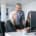 Colleghi in ufficio che esaminano insieme un monitor durante una riunione operativa